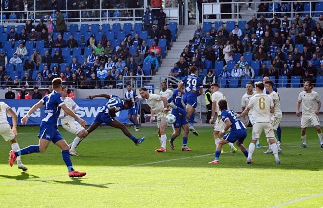 26 10 2024, xjhx, Fussball 2 Bundesliga, Karlsruher SC Hertha BSC Berlin emspor, v l Deyovaisio Zeefuik Hertha BSC Berlin Goal scored, erziehlt das Tor zum 1 2 DFL DFB REGULATIONS PROHIBIT ANY USE OF PHOTOGRAPHS as IMAGE SEQUENCES and or QUASI VIDEO Karlsruhe