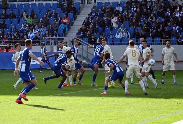 26 10 2024, xjhx, Fussball 2 Bundesliga, Karlsruher SC Hertha BSC Berlin emspor, v l Deyovaisio Zeefuik Hertha BSC Berlin Goal scored, erziehlt das Tor zum 1 2 DFL DFB REGULATIONS PROHIBIT ANY USE OF PHOTOGRAPHS as IMAGE SEQUENCES and or QUASI VIDEO Karlsruhe