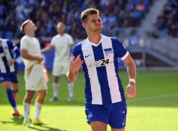 26 10 2024, xjhx, Fussball 2 Bundesliga, Karlsruher SC Hertha BSC Berlin emspor, v l Florian Niederlechner Hertha BSC Berlin Goal scored, erziehlt das Tor zum 1 3 DFL DFB REGULATIONS PROHIBIT ANY USE OF PHOTOGRAPHS as IMAGE SEQUENCES and or QUASI VIDEO Karlsruhe