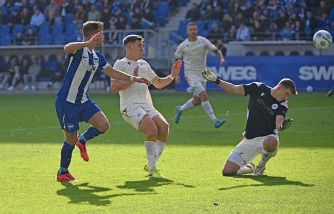 26 10 2024, xjhx, Fussball 2 Bundesliga, Karlsruher SC Hertha BSC Berlin emspor, v l Florian Niederlechner Hertha BSC Berlin , Marcel Beifus Karlsruher SC KSC , Max Weiß Weiss Karlsruher SC KSC Goal scored, erziehlt das Tor zum 1 3 DFL DFB REGULATIONS PROHIBIT ANY USE OF PHOTOGRAPHS as IMAGE SEQUENCES and or QUASI VIDEO Karlsruhe