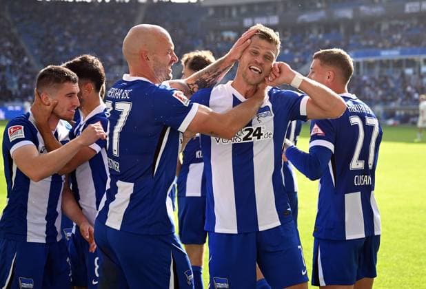 26 10 2024, xjhx, Fussball 2 Bundesliga, Karlsruher SC Hertha BSC Berlin emspor, v l Toni Leistner Hertha BSC Berlin , Florian Niederlechner Hertha BSC Berlin Goal scored, erziehlt das Tor zum 1 3 DFL DFB REGULATIONS PROHIBIT ANY USE OF PHOTOGRAPHS as IMAGE SEQUENCES and or QUASI VIDEO Karlsruhe