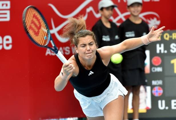 (241026) -- HONG KONG, Oct. 26, 2024 -- Ulrikke Eikeri of Norway hits a return during the women s singles Qualifying match between Shi Han of China and Ulrikke Eikeri of Norway at WTA250 Hong Kong Tennis Open in Hong Kong, south China, Oct. 26, 2024. (Photo by Xinhua) (SP)CHINA-HONG KONG-TENNIS WTA, Tennis Damen 250-WOMEN S SINGLES(CN) LoxPingxFai 