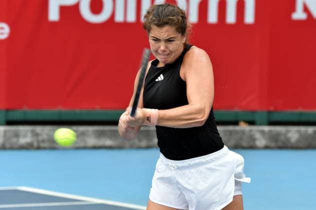 (241026) -- HONG KONG, Oct. 26, 2024 -- Ulrikke Eikeri of Norway hits a return during the women s singles Qualifying match between Shi Han of China and Ulrikke Eikeri of Norway at WTA250 Hong Kong Tennis Open in Hong Kong, south China, Oct. 26, 2024. (Photo by Xinhua) (SP)CHINA-HONG KONG-TENNIS WTA, Tennis Damen 250-WOMEN S SINGLES(CN) LoxPingxFai 