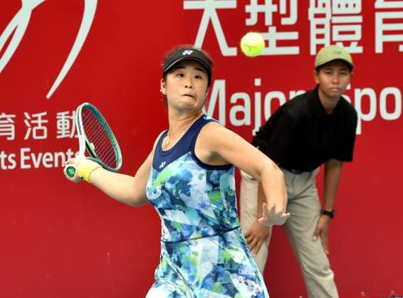 (241026) -- HONG KONG, Oct. 26, 2024 -- Shi Han of China hits a return during the women s singles Qualifying match between Shi Han of China and Ulrikke Eikeri of Norway at WTA250 Hong Kong Tennis Open in Hong Kong, south China, Oct. 26, 2024. (Photo by Xinhua) (SP)CHINA-HONG KONG-TENNIS WTA, Tennis Damen 250-WOMEN S SINGLES(CN) LoxPingxFai 