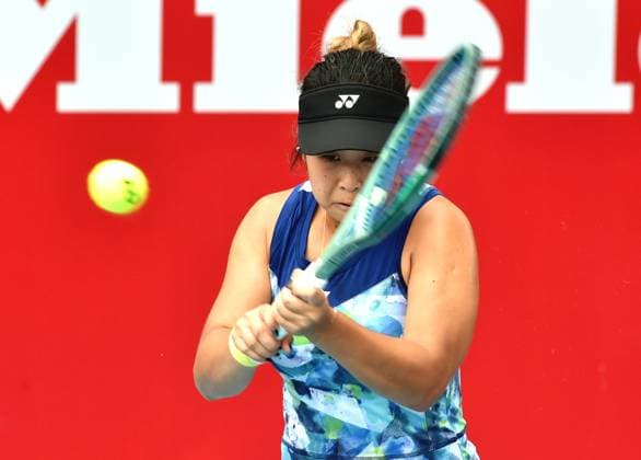 (241026) -- HONG KONG, Oct. 26, 2024 -- Shi Han of China hits a return during the women s singles Qualifying match between Shi Han of China and Ulrikke Eikeri of Norway at WTA250 Hong Kong Tennis Open in Hong Kong, south China, Oct. 26, 2024. (Photo by Xinhua) (SP)CHINA-HONG KONG-TENNIS WTA, Tennis Damen 250-WOMEN S SINGLES(CN) LoxPingxFai 