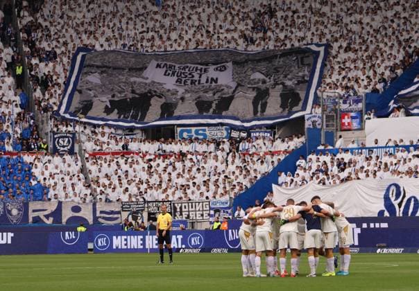 26 10 2024, xhettx, Fußball 2 Bundesliga, Karlsruher SC Hertha BSC Berlin emspor, v l KSC vor Choreo DFL DFB REGULATIONS PROHIBIT ANY USE OF PHOTOGRAPHS as IMAGE SEQUENCES and or QUASI VIDEO Karlsruhe