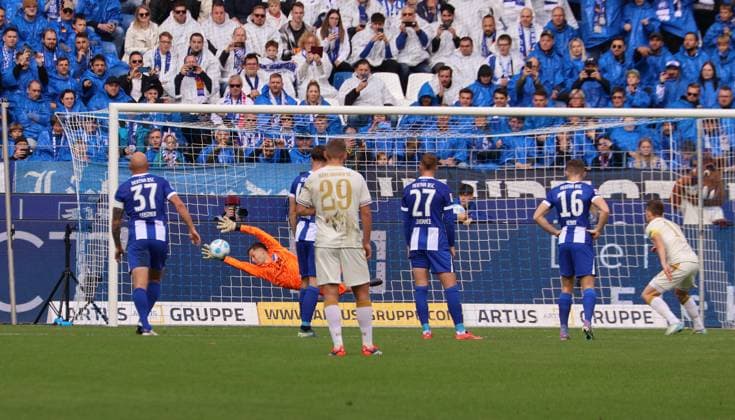 26 10 2024, xhettx, Fussball 2 Bundesliga, Karlsruher SC Hertha BSC Berlin emspor, v l Elfmeter gehalten Tjark Ernst Herta BSC Berlin, 1 DFL DFB REGULATIONS PROHIBIT ANY USE OF PHOTOGRAPHS as IMAGE SEQUENCES and or QUASI VIDEO Karlsruhe