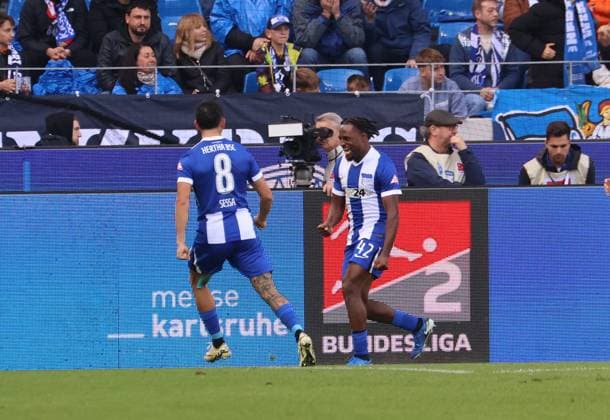 26 10 2024, xhettx, Fußball 2 Bundesliga, Karlsruher SC Hertha BSC Berlin emspor, v l Torjubel zum 1 2 Deyovaisio Zeefuik Herta BSC Berlin, 42 DFL DFB REGULATIONS PROHIBIT ANY USE OF PHOTOGRAPHS as IMAGE SEQUENCES and or QUASI VIDEO Karlsruhe
