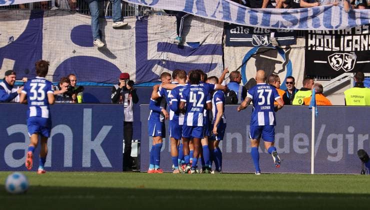 26 10 2024, xhettx, Fußball 2 Bundesliga, Karlsruher SC Hertha BSC Berlin emspor, v l Torjubel zum 1 3 DFL DFB REGULATIONS PROHIBIT ANY USE OF PHOTOGRAPHS as IMAGE SEQUENCES and or QUASI VIDEO Karlsruhe