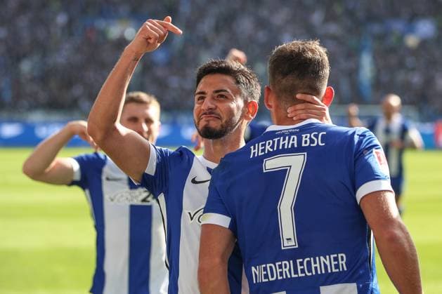 Florian Niederlechner Hertha BSC, 07 with the 1 3 with him Kevin Sessa Hertha BSC, 08 , Karlsruher SC vs Hertha BSC, Football, 2 Bundesliga, Matchday 10, 2024 2025, 26 10 2024, DFL REGULATIONS PROHIBIT ANY USE OF PHOTOGRAPHS AS IMAGE SEQUENCES AND OR QUASI VIDEO, Karlsruher SC vs Hertha BSC, Football, 2 Bundesliga, Matchday 10, 2024 2025, 26 10 2024 Karlsruhe Copyright: xEibner-Pressefoto JanxPrihodax EP_JPA
