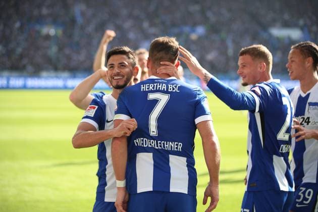 Florian Niederlechner Hertha BSC, 07 with the 1 3 with him Kevin Sessa Hertha BSC, 08 , Karlsruher SC vs Hertha BSC, Football, 2 Bundesliga, Matchday 10, 2024 2025, 26 10 2024, DFL REGULATIONS PROHIBIT ANY USE OF PHOTOGRAPHS AS IMAGE SEQUENCES AND OR QUASI VIDEO, Karlsruher SC vs Hertha BSC, Football, 2 Bundesliga, Matchday 10, 2024 2025, 26 10 2024 Karlsruhe Copyright: xEibner-Pressefoto JanxPrihodax EP_JPA