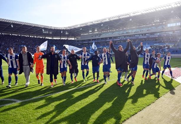 26 10 2024, xjhx, Fussball 2 Bundesliga, Karlsruher SC Hertha BSC Berlin emspor, v l Florian Niederlechner Hertha BSC Berlin and team cheer celebrate at the end of the match DFL DFB REGULATIONS PROHIBIT ANY USE OF PHOTOGRAPHS as IMAGE SEQUENCES and or QUASI VIDEO Karlsruhe