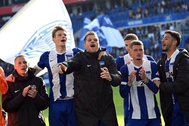 26 10 2024, xjhx, Fussball 2 Bundesliga, Karlsruher SC Hertha BSC Berlin emspor, v l Florian Niederlechner Hertha BSC Berlin and team cheer celebrate at the end of the match DFL DFB REGULATIONS PROHIBIT ANY USE OF PHOTOGRAPHS as IMAGE SEQUENCES and or QUASI VIDEO Karlsruhe