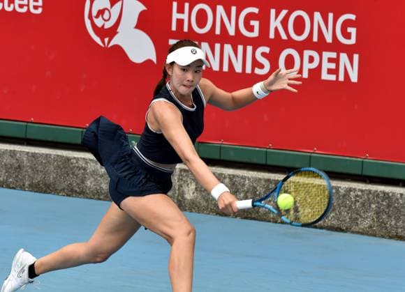 (241026) -- HONG KONG, Oct. 26, 2024 -- Tsao Chia Yi hits a return during the women s singles Qualifying match between Tsao Chia Yi of Chinese Taipei and Gao Xinyu of China at WTA250 Hong Kong Tennis Open in Hong Kong, south China, Oct. 26, 2024. (Photo by Xinhua) (SP)CHINA-HONG KONG-TENNIS WTA, Tennis Damen 250-WOMEN S SINGLES(CN) LoxPingxFai 