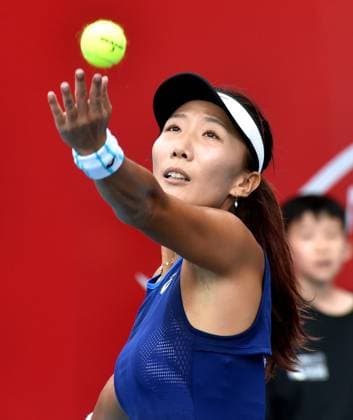 (241026) -- HONG KONG, Oct. 26, 2024 -- Gao Xinyu serves during the women s singles Qualifying match between Tsao Chia Yi of Chinese Taipei and Gao Xinyu of China at WTA250 Hong Kong Tennis Open in Hong Kong, south China, Oct. 26, 2024. (Photo by Xinhua) (SP)CHINA-HONG KONG-TENNIS WTA, Tennis Damen 250-WOMEN S SINGLES(CN) LuxBinghui 
