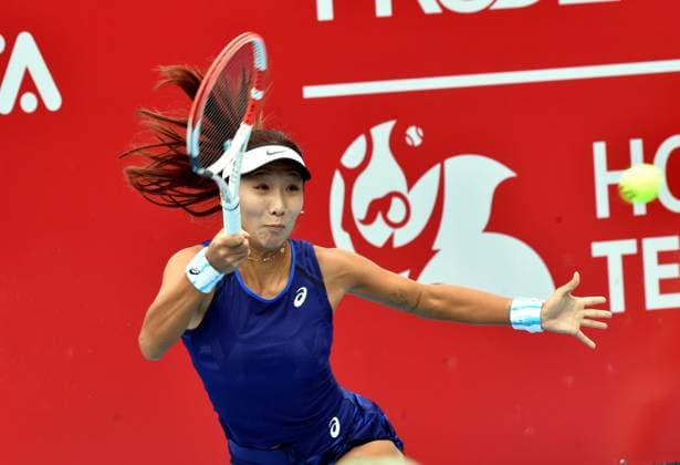 (241026) -- HONG KONG, Oct. 26, 2024 -- Gao Xinyu hits a return during the women s singles Qualifying match between Tsao Chia Yi of Chinese Taipei and Gao Xinyu of China at WTA250 Hong Kong Tennis Open in Hong Kong, south China, Oct. 26, 2024. (Photo by Xinhua) (SP)CHINA-HONG KONG-TENNIS WTA, Tennis Damen 250-WOMEN S SINGLES(CN) LuxBinghui 