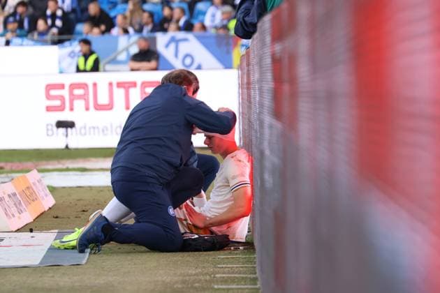 26 10 2024, xhettx, Soccer 2 Bundesliga, Karlsruher SC Hertha BSC Berlin emspor, v l head injury Andrin Hunziker Karlsruhe SC, 9 DFL DFB REGULATIONS PROHIBIT ANY USE OF PHOTOGRAPHS as IMAGE SEQUENCES and or QUASI VIDEO Karlsruhe