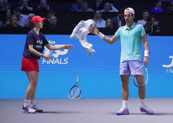 TENNIS - ATP, Tennis Herren Erste Bank Open VIENNA,AUSTRIA,26.OCT.24 - TENNIS - ATP World Tour, Erste Bank Open. Image shows a ball kid and Lorenzo Musetti (ITA).  GEPAxpictures xWalterxLuger