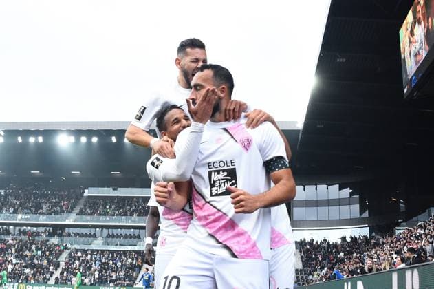 Abdelli Himad ( 10 - Angers ) celebrates with teammates during the Ligue 1 match between Angers SCO and AS Saint Etienne at Stade Raymond Kopa on October 26, 2024 in Angers, France. ( Photo by federico pestellini panoramic ) - FOOTBALL : Angers vs Saint Etienne - Ligue 1 - 26 10 2024 FedericoPestellini Panoramic 