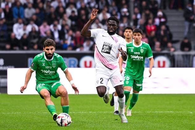 Carlens Arcus ( 2 - Angers ) and Zuriko Davitashvili ( 22 - Saint Etienne ) during the Ligue 1 match between Angers SCO and AS Saint Etienne at Stade Raymond Kopa on October 26, 2024 in Angers, France. ( Photo by federico pestellini panoramic ) - FOOTBALL : Angers vs Saint Etienne - Ligue 1 - 26 10 2024 FedericoPestellini Panoramic 