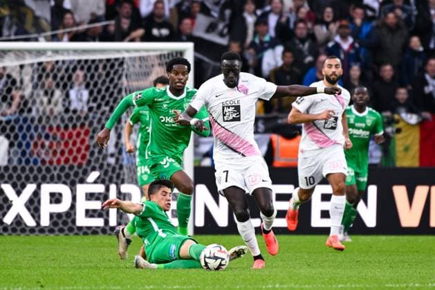 Niane Ibrahima ( 7 - Angers ) and Benjamin BOUCHOUARI ( 6 - Saint Etienne ) during the Ligue 1 match between Angers SCO and AS Saint Etienne at Stade Raymond Kopa on October 26, 2024 in Angers, France. ( Photo by federico pestellini panoramic ) - FOOTBALL : Angers vs Saint Etienne - Ligue 1 - 26 10 2024 FedericoPestellini Panoramic 