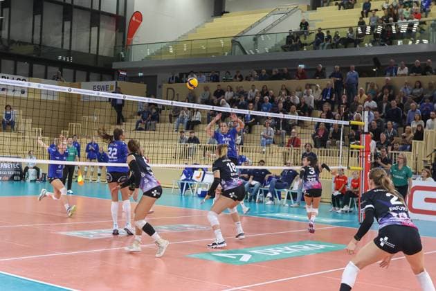 26 10 2024, xusrbx, Volleyball 1 Bundesliga Damen, VC Wiesbaden Schwarz Weiß Erfurt emspor, v l match start, in the front of the picture, the players of Schwarz Weiss Erfurt, DFL DFB REGULATIONS PROHIBIT ANY USE OF PHOTOGRAPHS as IMAGE SEQUENCES and or QUASI VIDEO Wiesbaden