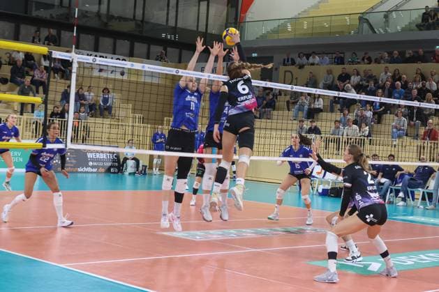 26 10 2024, xusrbx, Volleyball 1 Bundesliga Damen, VC Wiesbaden Schwarz Weiß Erfurt emspor, v l Celine Jebens VC Wiesbaden, 11 , Tanja Grosser VC Wiesbaden, 4 , Kira Thomsen Schwarz Weiss Erfurt, 6 , DFL DFB REGULATIONS PROHIBIT ANY USE OF PHOTOGRAPHS as IMAGE SEQUENCES and or QUASI VIDEO Wiesbaden