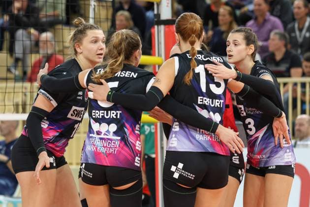 26 10 2024, xusrbx, Volleyball 1 Bundesliga Damen, VC Wiesbaden Schwarz Weiß Erfurt emspor, v l the players of Schwarz Weiss Erfurt, form a team circle to close ranks, DFL DFB REGULATIONS PROHIBIT ANY USE OF PHOTOGRAPHS as IMAGE SEQUENCES and or QUASI VIDEO Wiesbaden