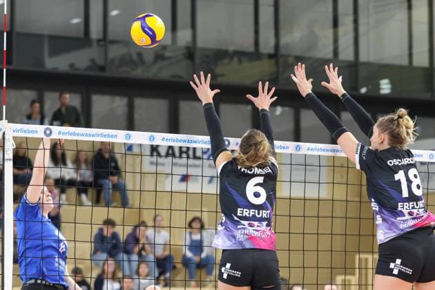 26 10 2024, xusrbx, Volleyball 1 Bundesliga Damen, VC Wiesbaden Schwarz Weiß Erfurt emspor, v l Celine Jebens VC Wiesbaden, 11 , Kira Thomsen Schwarz Weiss Erfurt, 6 , Kaylee Oscarson Schwarz Weiss Erfurt, 18 , DFL DFB REGULATIONS PROHIBIT ANY USE OF PHOTOGRAPHS as IMAGE SEQUENCES and or QUASI VIDEO Wiesbaden