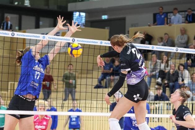 26 10 2024, xusrbx, Volleyball 1 Bundesliga Damen, VC Wiesbaden Schwarz Weiß Erfurt emspor, v l Rachel Gomez VC Wiesbaden, 17 , Elisabeth Sandbothe Schwarz Weiss Erfurt, 2 , DFL DFB REGULATIONS PROHIBIT ANY USE OF PHOTOGRAPHS as IMAGE SEQUENCES and or QUASI VIDEO Wiesbaden