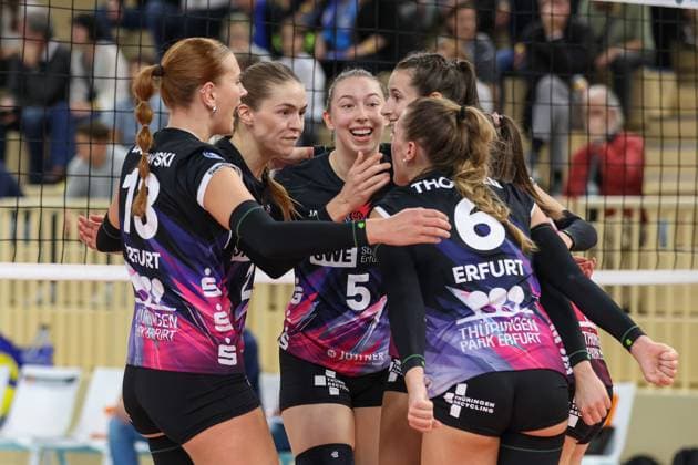 26 10 2024, xusrbx, Volleyball 1 Bundesliga Damen, VC Wiesbaden Schwarz Weiß Erfurt emspor, v l die Spielerinnen von Schwarz Weiss Erfurt, Isabella Noble Schwarz Weiss Erfurt, 5 , Jubel, Punkt, DFL DFB REGULATIONS PROHIBIT ANY USE OF PHOTOGRAPHS as IMAGE SEQUENCES and or QUASI VIDEO Wiesbaden