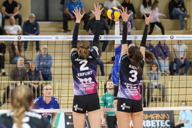 26 10 2024, xusrbx, Volleyball 1 Bundesliga Damen, VC Wiesbaden Schwarz Weiß Erfurt emspor, v l Elisabeth Sandbothe Schwarz Weiss Erfurt, 2 , Greta Kiss VC Wiesbaden, 19 , Ana Krulj Schwarz Weiss Erfurt, 3 , DFL DFB REGULATIONS PROHIBIT ANY USE OF PHOTOGRAPHS as IMAGE SEQUENCES and or QUASI VIDEO Wiesbaden