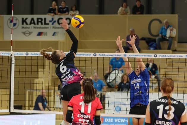 26 10 2024, xusrbx, Volleyball 1 Bundesliga Damen, VC Wiesbaden Schwarz Weiß Erfurt emspor, v l Kira Thomsen Schwarz Weiss Erfurt, 6 , Zoe Welz Schwarz Weiss Erfurt, 11 , Jonna Wasserfaller VC Wiesbaden, 14 , DFL DFB REGULATIONS PROHIBIT ANY USE OF PHOTOGRAPHS as IMAGE SEQUENCES and or QUASI VIDEO Wiesbaden