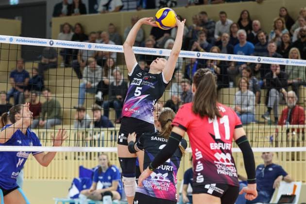 26 10 2024, xusrbx, Volleyball 1 Bundesliga Damen, VC Wiesbaden Schwarz Weiß Erfurt emspor, v l Isabella Noble Schwarz Weiss Erfurt, 5 , Elisabeth Sandbothe Schwarz Weiss Erfurt, 2 , Zoe Welz Schwarz Weiss Erfurt, 11 , DFL DFB REGULATIONS PROHIBIT ANY USE OF PHOTOGRAPHS as IMAGE SEQUENCES and or QUASI VIDEO Wiesbaden