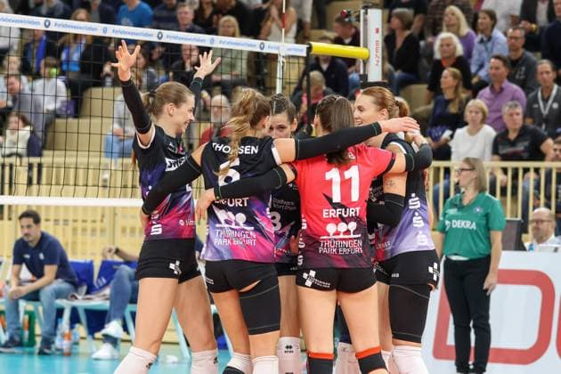 26 10 2024, xusrbx, Volleyball 1 Bundesliga Damen, VC Wiesbaden Schwarz Weiß Erfurt emspor, v l die Spielerinnen von Schwarz Weiss Erfurt, Jubel, bilden einen Mannschaftskreis zum Schulterschluss, DFL DFB REGULATIONS PROHIBIT ANY USE OF PHOTOGRAPHS as IMAGE SEQUENCES and or QUASI VIDEO Wiesbaden