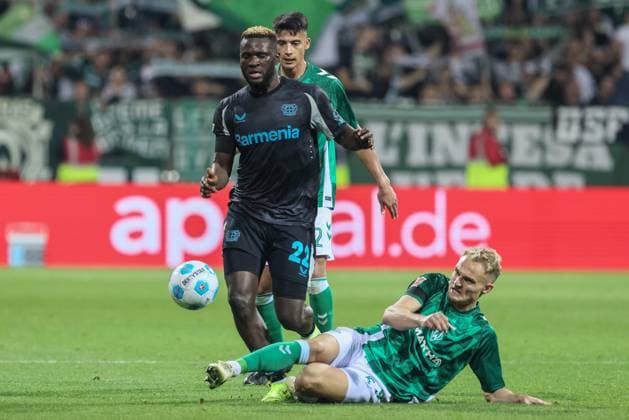from left Victor Boniface Bayer 04 Leverkusen, 22 and Amos Pieper SV Werder Bremen, 5 in a duel, dynamic, action, action, game scene, THE DFL REGULATIONS PROHIBIT ANY USE OF PHOTOGRAPHS AS IMAGE SEQUENCES AND OR QUASI VIDEO DFL REGULATIONS PROHIBIT ANY USE OF PHOTOGRAPHS AS IMAGE SEQUENCES AND OR QUASI VIDEO , 26 10 2024, Bremen Germany , Football, Bundesliga, SV Werder Bremen Bayer 04 Leverkusen xobx