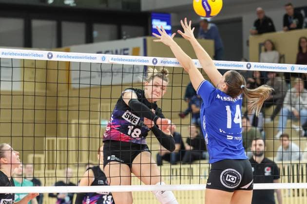 26 10 2024, xusrbx, Volleyball 1 Bundesliga Damen, VC Wiesbaden Schwarz Weiß Erfurt emspor, v l Kaylee Oscarson Schwarz Weiss Erfurt, 18 , Jonna Wasserfaller VC Wiesbaden, 14 , DFL DFB REGULATIONS PROHIBIT ANY USE OF PHOTOGRAPHS as IMAGE SEQUENCES and or QUASI VIDEO Wiesbaden