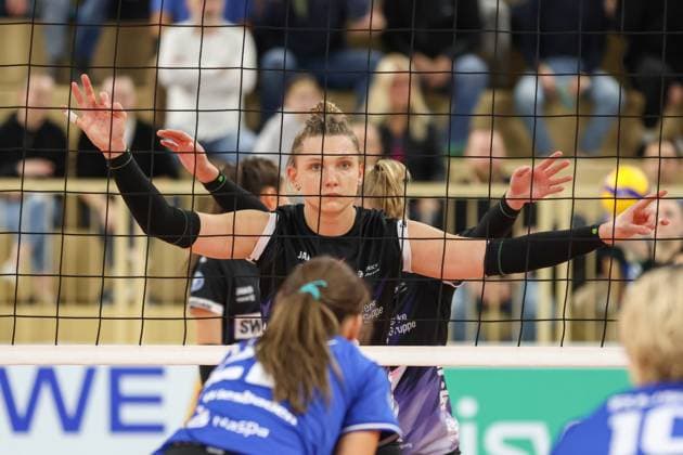 26 10 2024, xusrbx, Volleyball 1 Bundesliga Damen, VC Wiesbaden Schwarz Weiß Erfurt emspor, Kaylee Oscarson Schwarz Weiss Erfurt, 18 , am Netz, DFL DFB REGULATIONS PROHIBIT ANY USE OF PHOTOGRAPHS as IMAGE SEQUENCES and or QUASI VIDEO Wiesbaden
