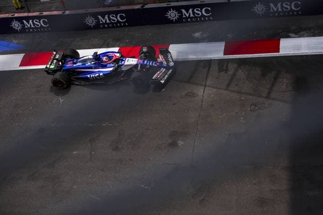 30 LAWSON Liam (nzl), Visa Cash App RB F1 Team VCARB 01, action during the Formula 1 Gran Premio de la Ciudad de Mexico 2024, 20th round of the 2024 Formula One World Championship, WM, Weltmeisterschaft from October 25 to 27, 2024 on the Autodromo Hermanos Rodriguez, in Mexico City, Mexico - F1 - MEXICO CITY GRAND PRIX 2024 DPPI Panoramic  241026_R20_MESSICO_EA012043