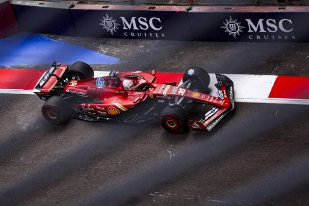 16 LECLERC Charles (mco), Scuderia Ferrari SF-24, action during the Formula 1 Gran Premio de la Ciudad de Mexico 2024, 20th round of the 2024 Formula One World Championship, WM, Weltmeisterschaft from October 25 to 27, 2024 on the Autodromo Hermanos Rodriguez, in Mexico City, Mexico - F1 - MEXICO CITY GRAND PRIX 2024 DPPI Panoramic  241026_R20_MESSICO_EA022330