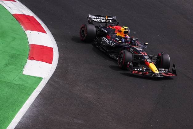 11 PEREZ Sergio (mex), Red Bull Racing RB20, action during the Formula 1 Gran Premio de la Ciudad de Mexico 2024, 20th round of the 2024 Formula One World Championship, WM, Weltmeisterschaft from October 25 to 27, 2024 on the Autodromo Hermanos Rodriguez, in Mexico City, Mexico - F1 - MEXICO CITY GRAND PRIX 2024 DPPI Panoramic  241026_R20_MESSICO_EA012079