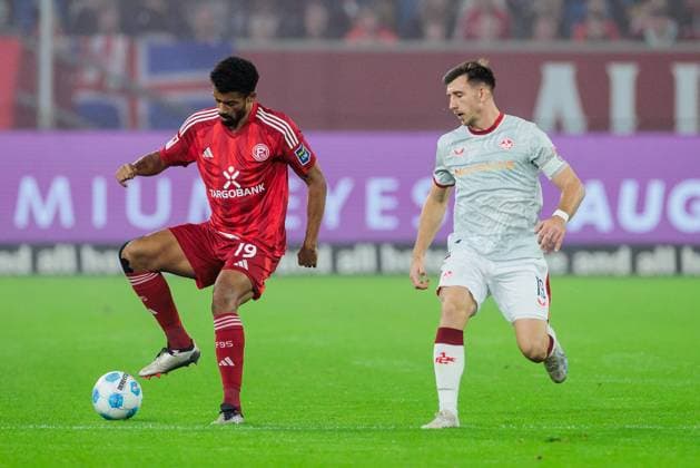 2 Soccer Bundesliga Fortuna Düsseldorf 1895 1 FC Kaiserslautern 26 10 2024 duel Emmanuel Iyoha Fortuna Düsseldorf, 19 , Daniel Hanslik 1 FC Kaiserslautern, 19 2 Soccer Bundesliga, Fortuna Düsseldorf 1895 1 FC Kaiserslautern, Düsseldorf, Merkur Spiel Arena on 26 10 2024 DFL REGULATIONS PROHIBIT ANY USE OF PHOTOGRAPHS AS IMAGE SEQUENCES AND OR QUASI VIDEO Copyright: xBEAUTIFULxSPORTS Wunderlx