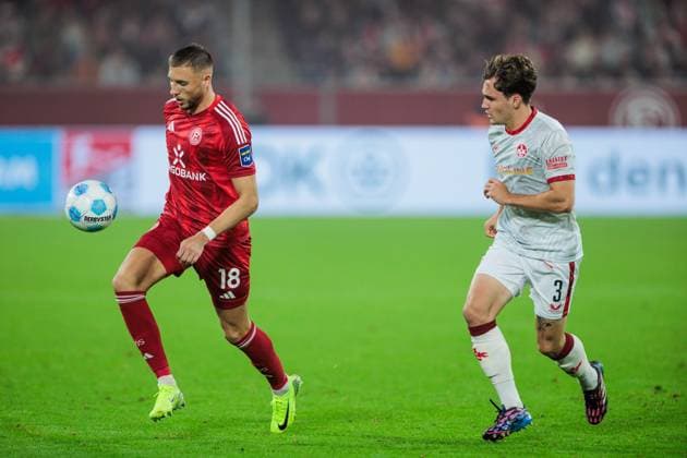 2 Soccer Bundesliga Fortuna Düsseldorf 1895 1 FC Kaiserslautern 26 10 2024 duel Jona Niemiec Fortuna Düsseldorf, 18 , Florian Kleinhansl 1 FC Kaiserslautern, 3 2 Soccer Bundesliga, Fortuna Düsseldorf 1895 1 FC Kaiserslautern, Düsseldorf, Merkur Spiel Arena on 26 10 2024 DFL REGULATIONS PROHIBIT ANY USE OF PHOTOGRAPHS AS IMAGE SEQUENCES AND OR QUASI VIDEO Copyright: xBEAUTIFULxSPORTS Wunderlx