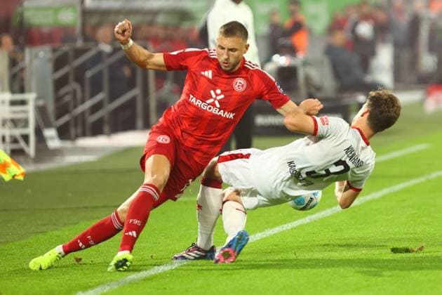 Jona Niemiec 18 Fortuna Duesseldorf in duel, action, with Boris Tomiak 2 1 FC Kaiserslautern Fortuna Duesseldorf vs 1 FC Kaiserslautern, Football, 2 Bundesliga, Matchday 10, Season 2024 2025, 26 10 2024 DFL REGULATIONS PROHIBIT ANY USE OF PHOTOGRAPHS AS IMAGE SEQUENCES AND OR QUASI VIDEO Foto kolbert press Ant Palmer Merkur Spiel Arena NRW Germany Copyright: xkolbert-press AntxPalmerx