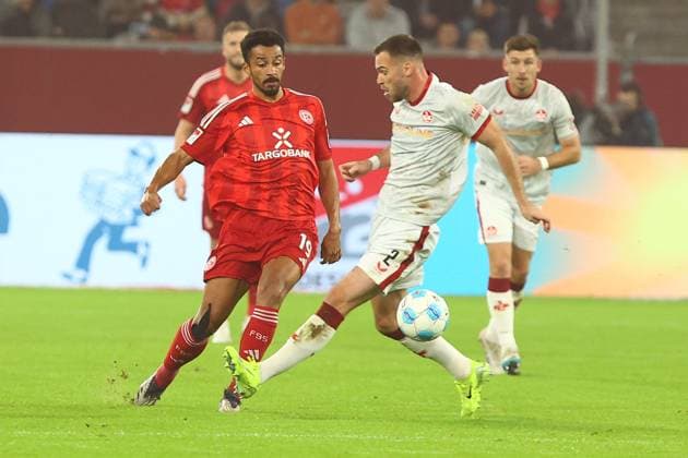 Emmanuel Iyoha 19 Fortuna Duesseldorf in duel, action, with Boris Tomiak 2 1 FC Kaiserslautern Fortuna Duesseldorf vs 1 FC Kaiserslautern, Football, 2 Bundesliga, 10 Matchday, Season 2024 2025, 26 10 2024 DFL REGULATIONS PROHIBIT ANY USE OF PHOTOGRAPHS AS IMAGE SEQUENCES AND OR QUASI VIDEO Photo kolbert press Ant Palmer Merkur Spiel Arena NRW Germany Copyright: xkolbert-press AntxPalmerx