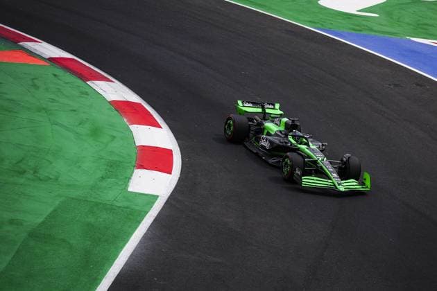 77 BOTTAS Valtteri (fin), Stake F1 Team Kick Sauber C44, action during the Formula 1 Gran Premio de la Ciudad de Mexico 2024, 20th round of the 2024 Formula One World Championship, WM, Weltmeisterschaft from October 25 to 27, 2024 on the Autodromo Hermanos Rodriguez, in Mexico City, Mexico - F1 - MEXICO CITY GRAND PRIX 2024 DPPI Panoramic  241026_R20_MESSICO_EA012168