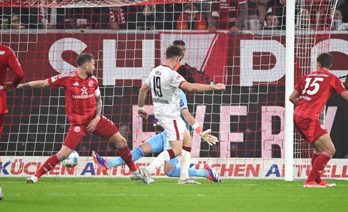 Football, 2 Bundesliga, Germany, Men, Season 2024 2025, Matchday 10, Merkur Spiel Arena Düsseldorf, Fortuna Düsseldorf FC Kaiserslautern Daniel Hanslik FCK scores the goal for 0 1 against Florian Kastenmeier F95 and Andre Hoffmann F95