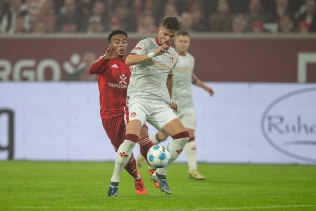26 10 2024, Soccer 2 Bundesliga, Season 2024 2025, Matchday 10, Fortuna Duesseldorf vs 1 FC Kaiserslautern in the Merkur Spiel Arena in Duesseldorf duel between Myron van Brederode Fortuna Duesseldorf, 10 and Jan Elvedi 1 FC Kaiserslautern, 33 Important note In accordance with the regulations of the DFL German Football League and the DFB German Football Association, it is prohibited to utilize or have utilized photographs taken in the stadium and or of the match in the form of sequential images and or video-like photo series Foto Kirchner Media TH Copyright: xKirchner-Media THx