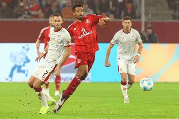 Emmanuel Iyoha 19 Fortuna Duesseldorf in duel, action, with Boris Tomiak 2 1 FC Kaiserslautern Fortuna Duesseldorf vs 1 FC Kaiserslautern, Football, 2 Bundesliga, Matchday 10, Season 2024 2025, 26 10 2024 DFL REGULATIONS PROHIBIT ANY USE OF PHOTOGRAPHS AS IMAGE SEQUENCES AND OR QUASI VIDEO Photo kolbert press Ant Palmer Merkur Spiel Arena NRW Germany Copyright: xkolbert-press AntxPalmerx