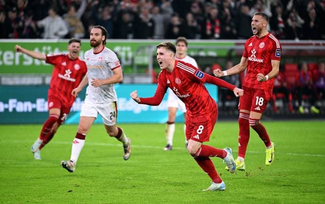 Soccer, 2 Bundesliga, Germany, Men, Season 2024 2025, Matchday 10, Merkur Spiel Arena Düsseldorf, Fortuna Düsseldorf FC Kaiserslautern Cheers Isak Bergmann Johannesson F95 after his goal to 1 1 by penalty kick Cheers, joy, action